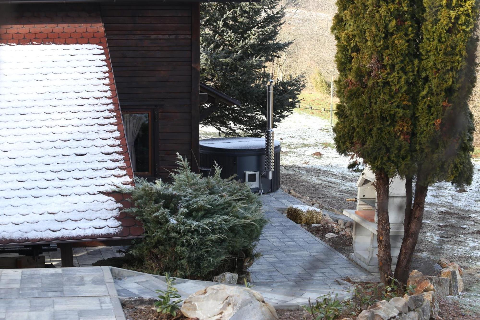 Woodenhouse With Two Apartments Otočac Exteriér fotografie