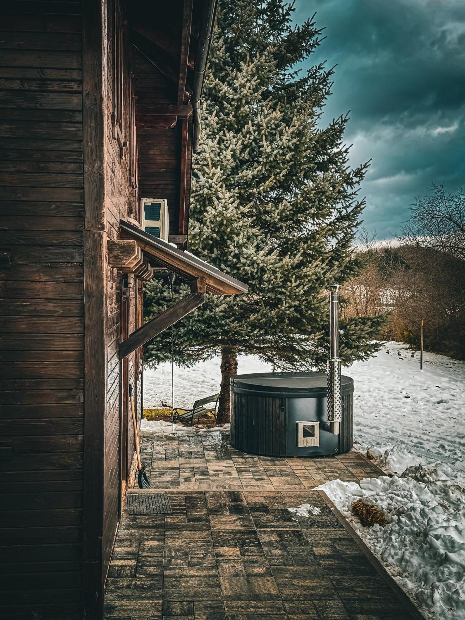 Woodenhouse With Two Apartments Otočac Exteriér fotografie