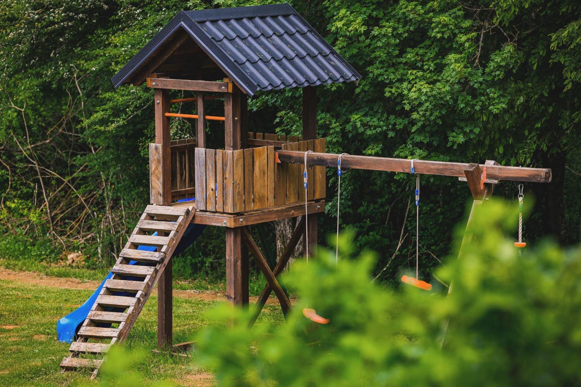 Woodenhouse With Two Apartments Otočac Exteriér fotografie