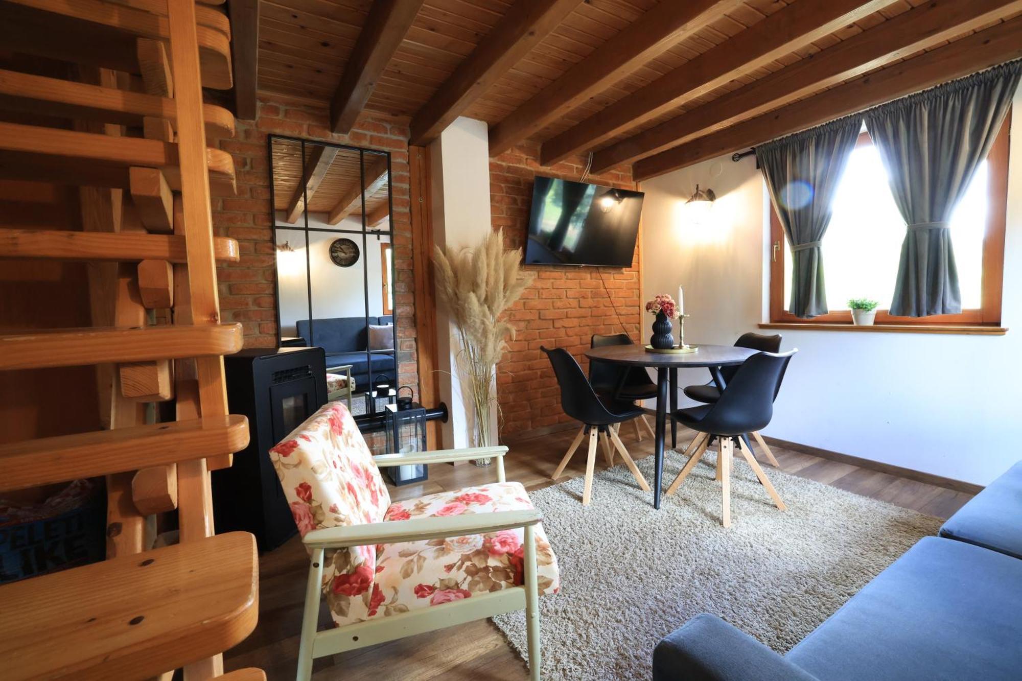 Woodenhouse With Two Apartments Otočac Exteriér fotografie