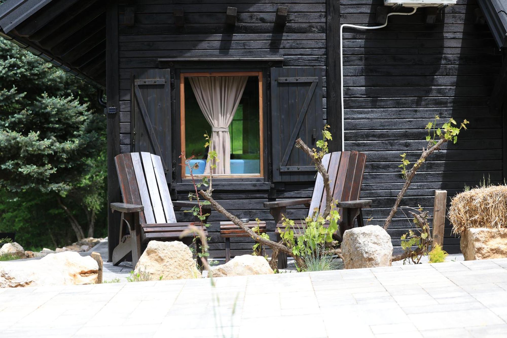 Woodenhouse With Two Apartments Otočac Exteriér fotografie