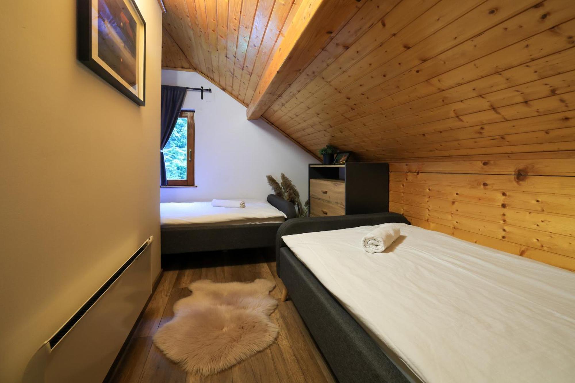 Woodenhouse With Two Apartments Otočac Exteriér fotografie
