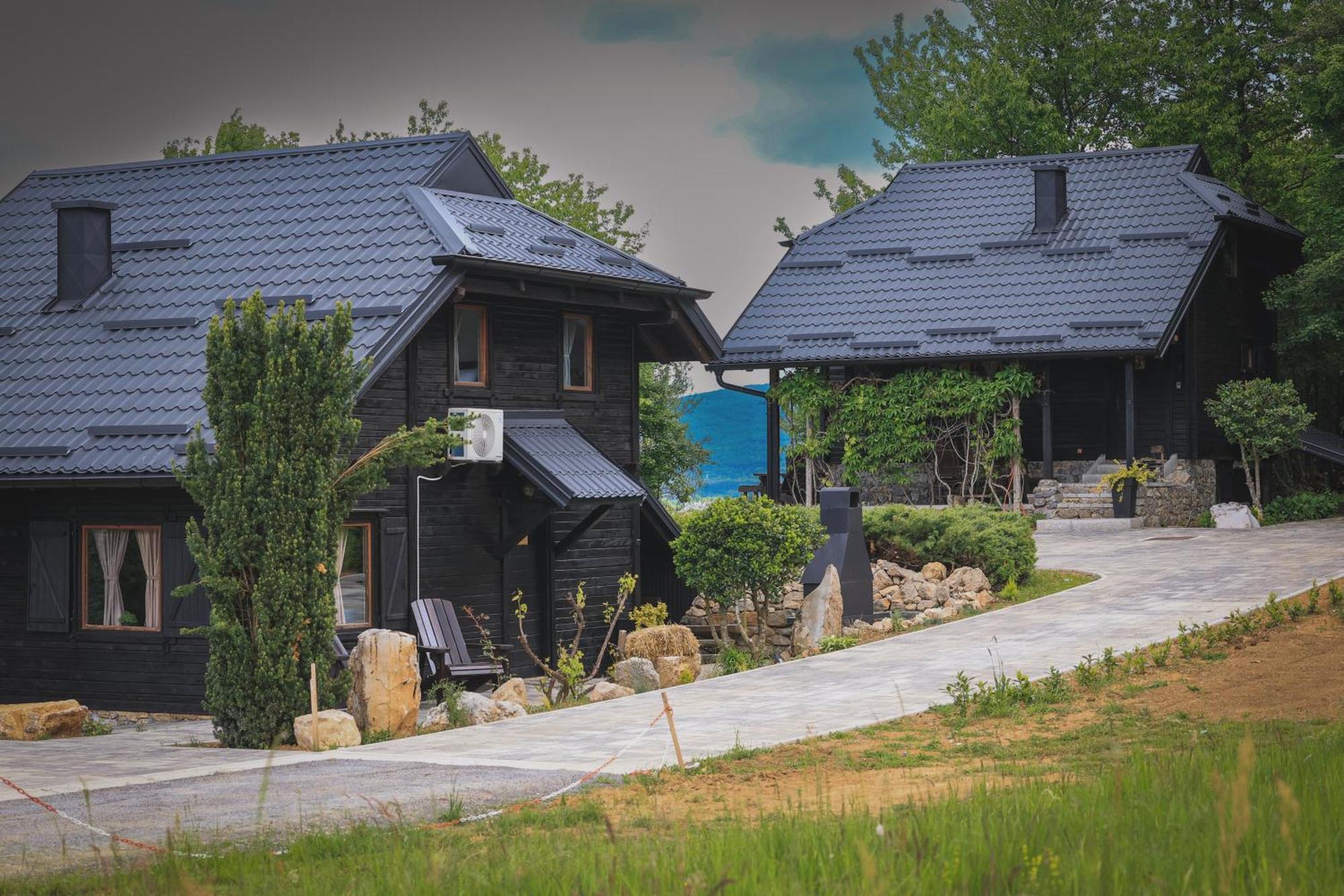 Woodenhouse With Two Apartments Otočac Exteriér fotografie