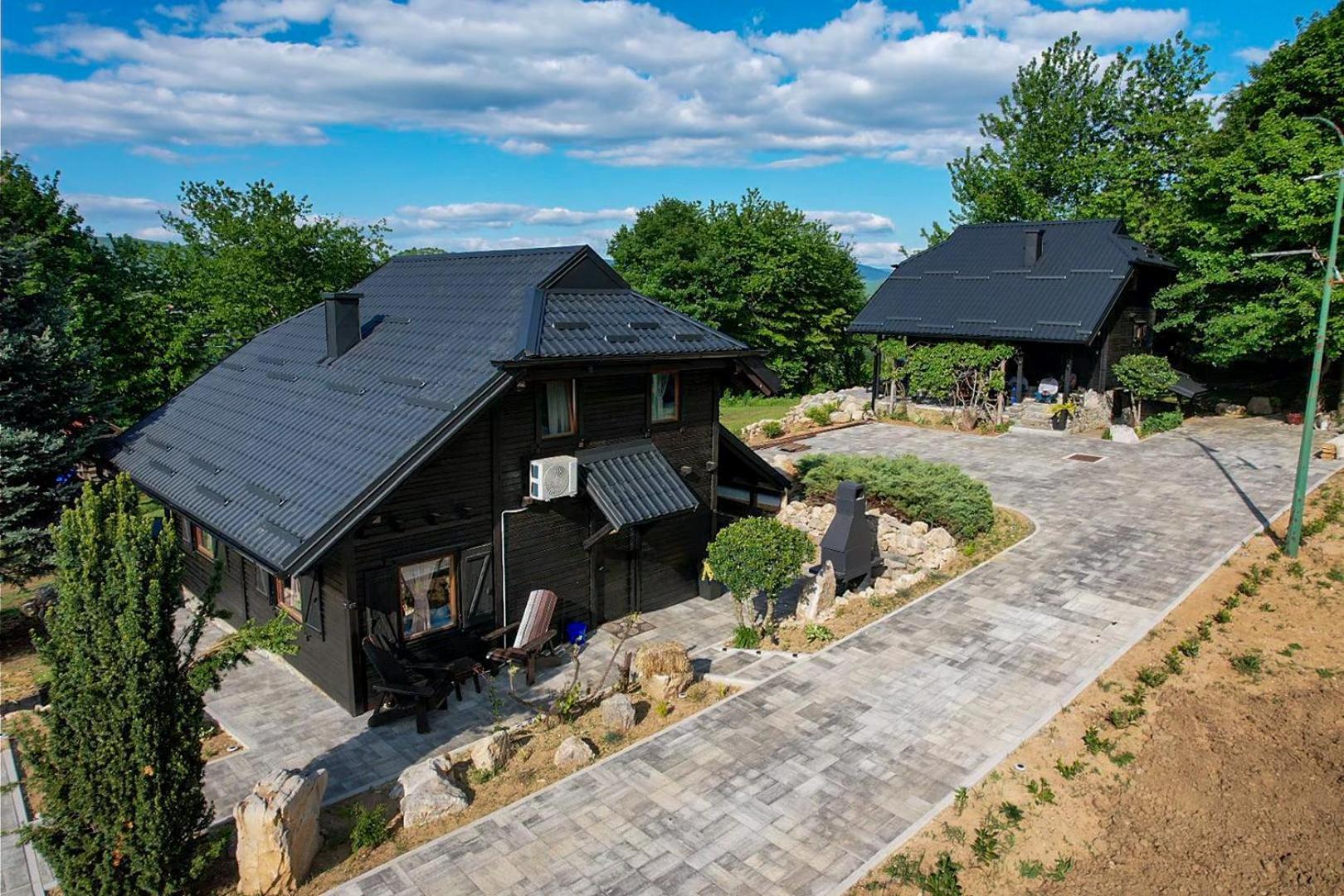 Woodenhouse With Two Apartments Otočac Exteriér fotografie